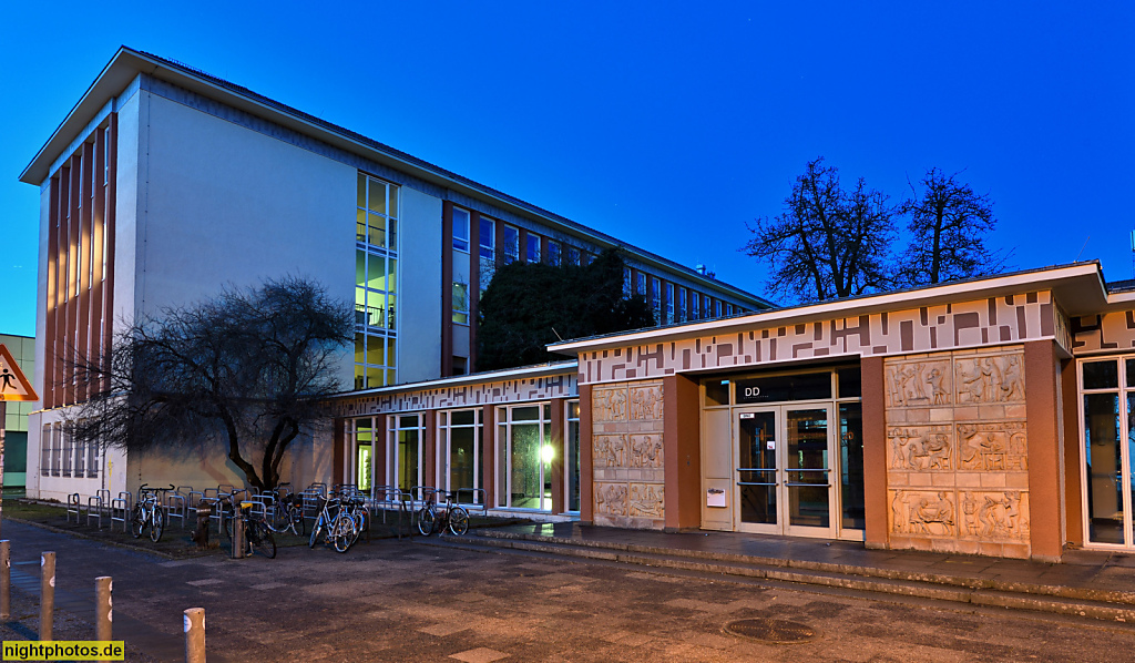 Berlin Weissensee Kunsthochschule. Gegründet 1946. Standort errichtet 1956 von Selman Selmanagic. Portalfries von Jürgen von Woyski und Toni Mau