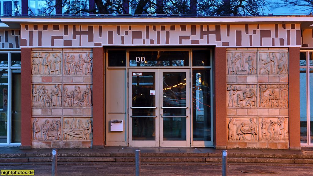 Berlin Weissensee Kunsthochschule. Gegründet 1946. Standort errichtet 1956 von Selman Selmanagic. Portalfries von Jürgen von Woyski und Toni Mau