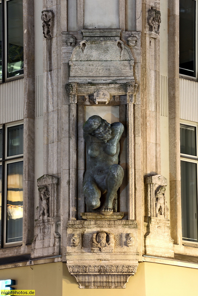 Berlin Mitte Geschäftshaus erbaut 1910 von Regierungsbaumeister Robert Leibnitz mit Muschelkalksteinfassade. Figuren von Richard Kühn