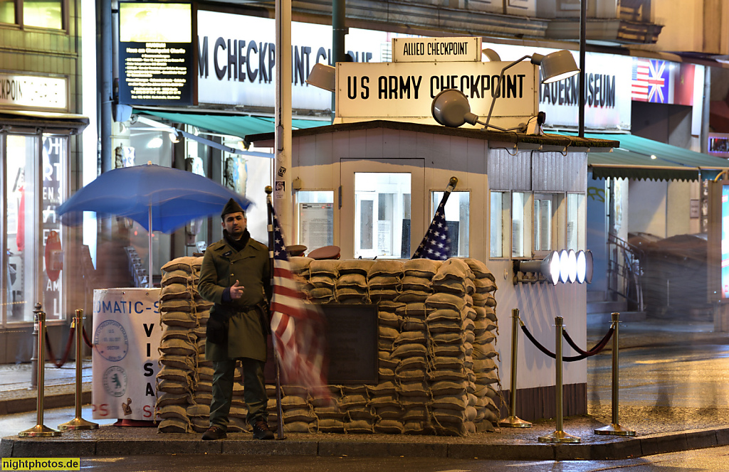 Berlin Kreuzberg Haus am Checkpoint Charlie mit Nachbildung der Grenzkontroll-Baracke und Grenzsoldat
