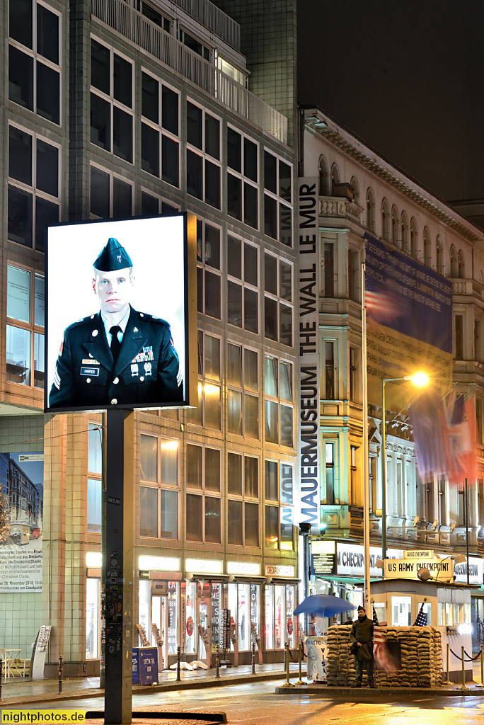 Berlin Kreuzberg Haus am Checkpoint Charlie mit Nachbildung der Grenzkontroll-Baracke und Grenzsoldat