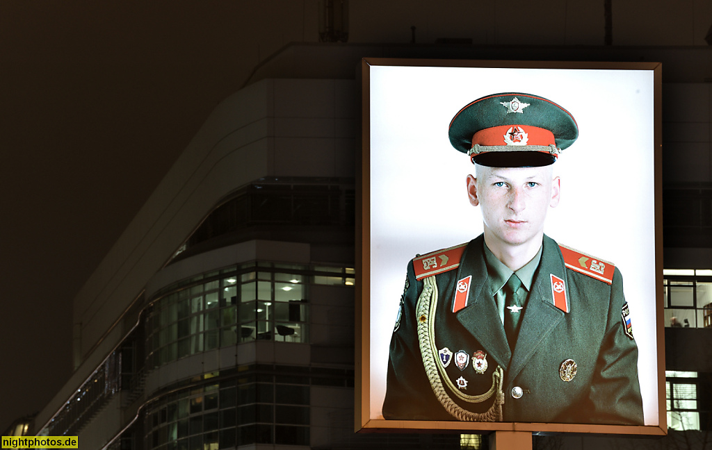 Berlin Kreuzberg Checkpoint Charlie mit Leuchtbild eines sowjetischen Grenzsoldaten