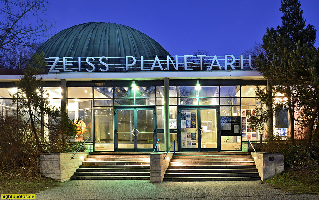 Berlin Schöneberg Zeiss Planetarium am Insulaner erbaut 1963-1965 von Carl Bassen. Vortragssaal und Foyer. Saniert 2009-2011 von AHM Architekten