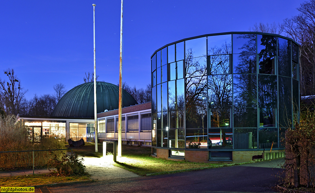 Berlin Schöneberg Zeiss Planetarium am Insulaner erbaut 1963-1965 von Carl Bassen. Vortragssaal Foyer und Bibliothek. Saniert 2009-2011 von AHM Architekten