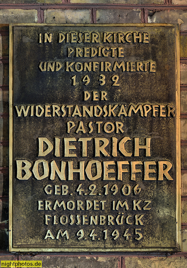 Berlin Mitte Zionskirche erbaut 1866-1873 von Gustav Möller und August Orth. Gedenktafel für Pastor Dietrich Bonhoeffer. Widerstandskämpfer von Nazis ermordet 1945