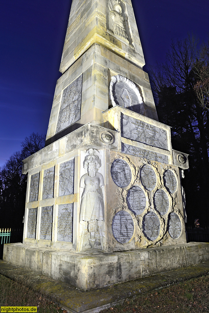 Rheinsberg Obelisk im Schlosspark als Heldendenkmal. Errichtet 1791 von Bildhauer Boumann der Jüngere im Auftrag von Prinz Heinrich von Preussen