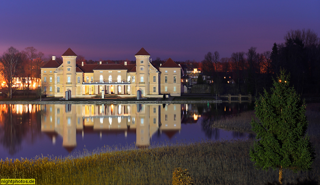 Rheinsberg Schloss Seeseite. Erstbau als Wasserschloss 1566 Erweiterung 1736-1740 Fertigstellung 1786. Blick vom Obelisk