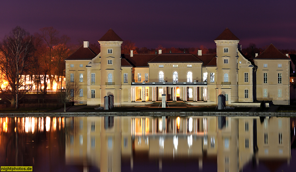 Rheinsberg Schloss Seeseite. Erstbau als Wasserschloss 1566 Erweiterung 1736-1740 Fertigstellung 1786. Blick vom Obelisk