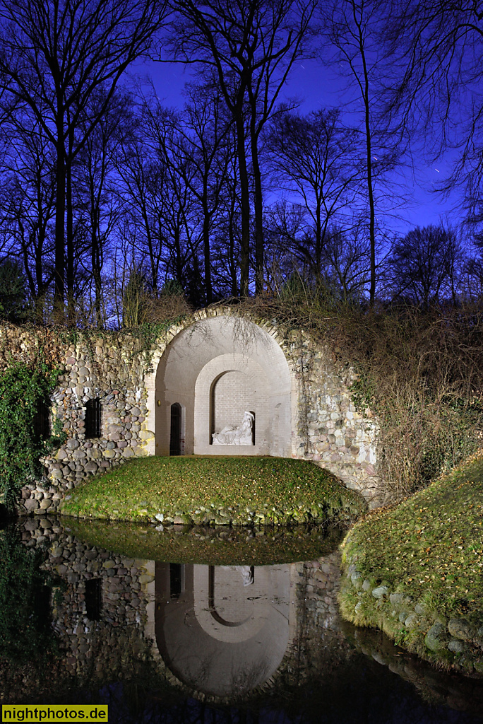 Rheinsberg Egeria-Grotte im Schlosspark erbaut 1790 unter Prinz Heinrich von Preussen. Eingerahmt von Feldsteinen. Figur der Römischen Quellnymphe Egeria