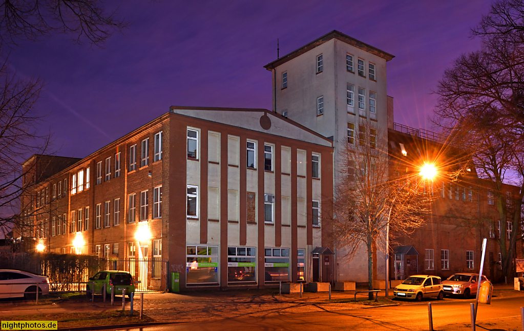Berlin Weissensee Pin Mail Niederlassung erbaut 1921–1938 als Produktionsgebaeude von Carl-Emil Bruno Buch und Karl Herrmann in der Nüsslerstrasse 24-25