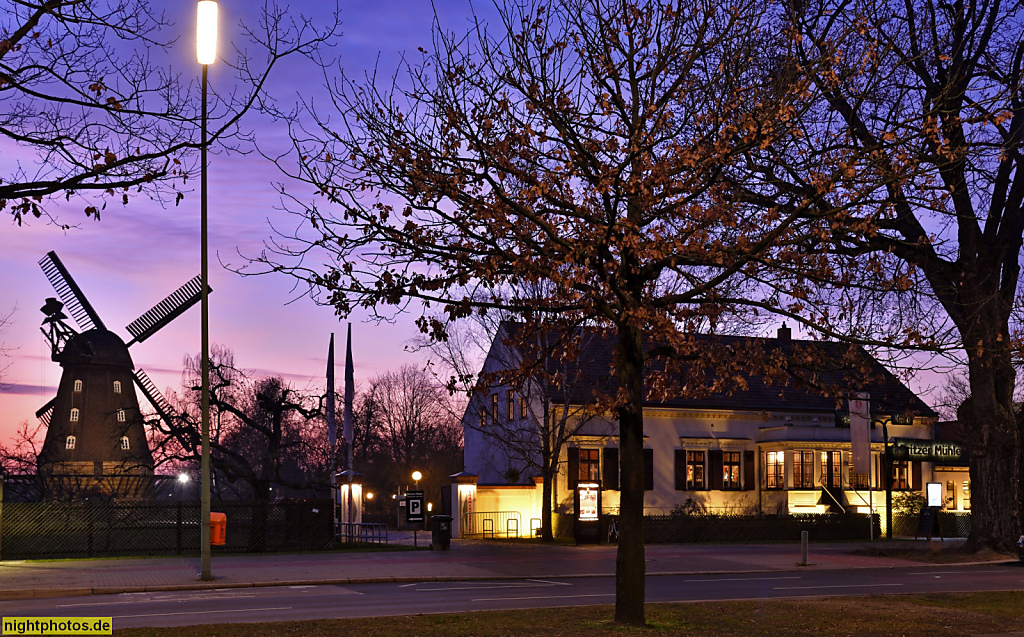 Berlin Britz Stechhahnsche Mühle erbaut 1865 von Müllermeister Johann Wilhelm Gottlob Dörfer und ehemaliges Wohnhaus. Heute Restaurant Britzer Mühle mit Biergarten