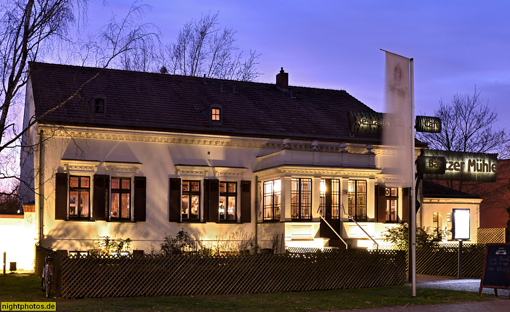 Berlin Britz Restaurant Britzer Mühle mit Biergarten. Erbaut als Müller Wohnhaus zwischen 1856 und 1861. Wiederaufbau 1984