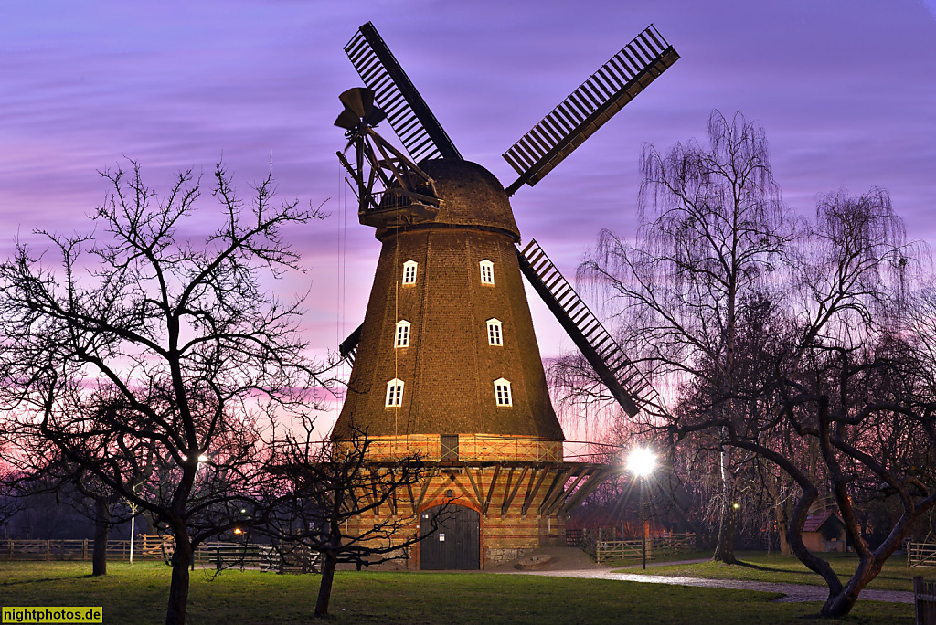 Berlin Britz Stechhahnsche Mühle erbaut 1865 von Müllermeister Johann Wilhelm Gottlob Dörfer. Typ Galerieholländerwindmühle