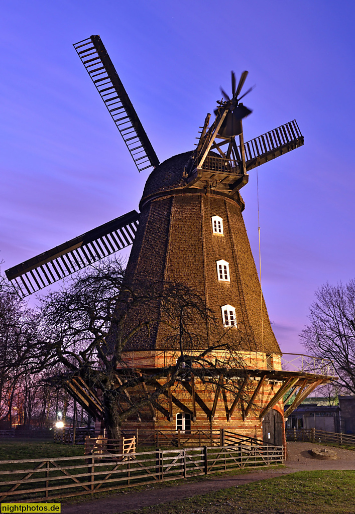 Berlin Britz Stechhahnsche Mühle erbaut 1865 von Müllermeister Johann Wilhelm Gottlob Dörfer. Typ Galerieholländerwindmühle
