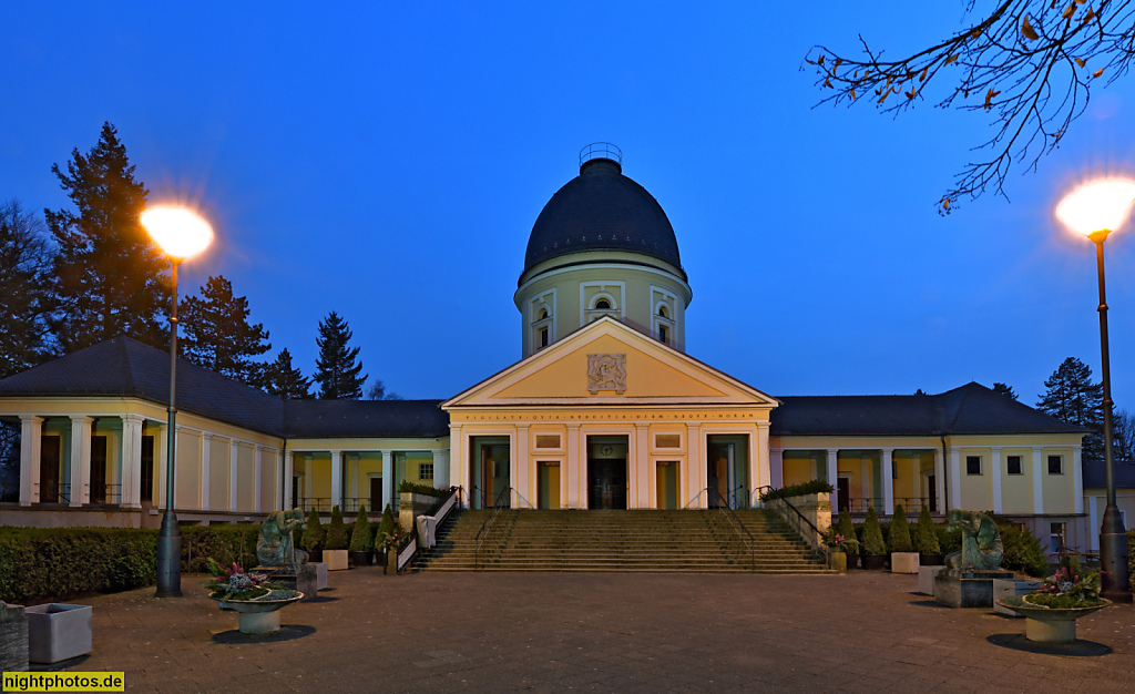 Berlin Wilmersdorf Friedhof mit Trauerhalle im ehemaligen Krematorium erbaut 1919-1922 von Otto Herrnring