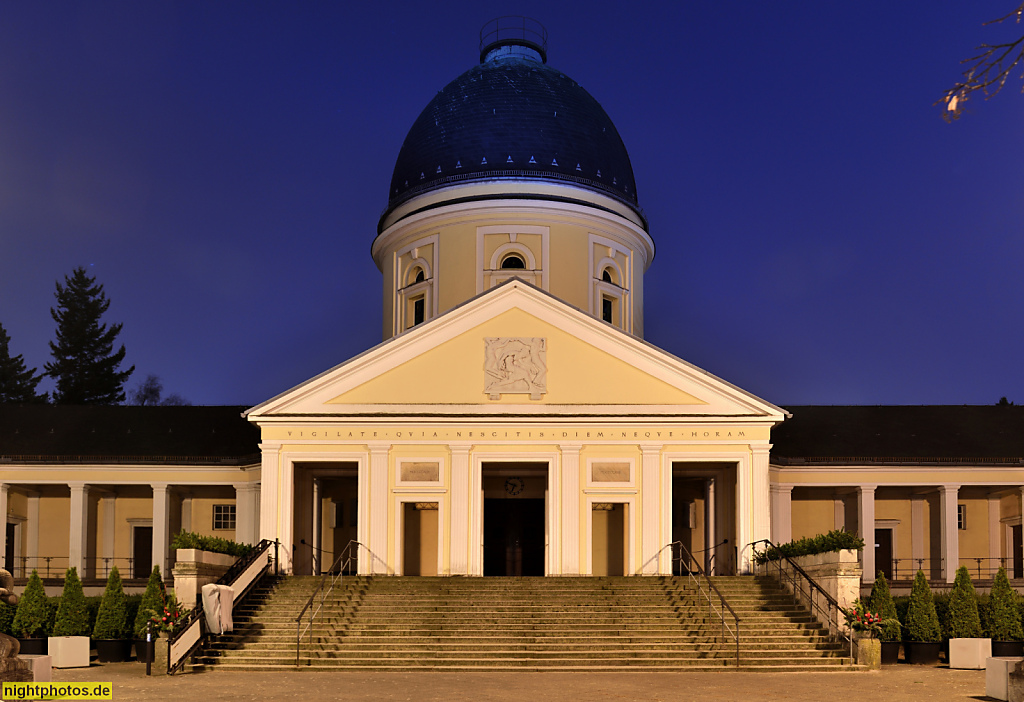 Berlin Wilmersdorf Friedhof mit Trauerhalle im ehemaligen Krematorium erbaut 1919-1922 von Otto Herrnring