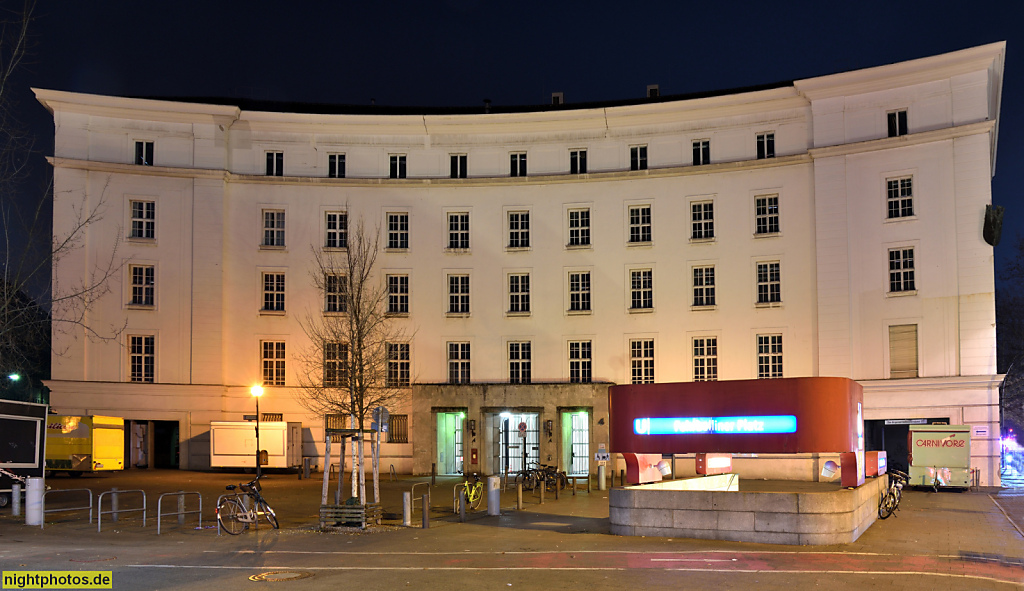 Berlin Wilmersdorf ehemaliges Rathaus. Erbaut 1941-1943 von Hermann Remmelmann als DAF-Verwaltungsgebaeude. Rathaus 1954-2013