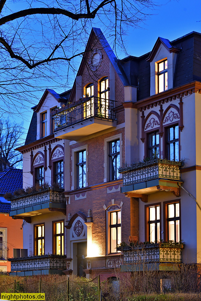 Berlin Lichterfelde Wohnhaus mit spitz übergiebeltem Mittelrisalit in der Ringstrasse