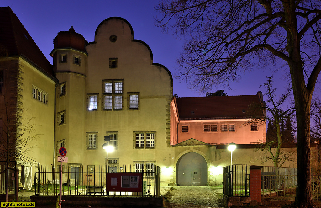 Berlin Lichterfelde Soeht 7 ehemaliges Gefängnis des Amtsgerichts erbaut 1902-1905 von Rudolf Mönnich und Walter Sarkur mit Bogengiebel und Wendeltreppe