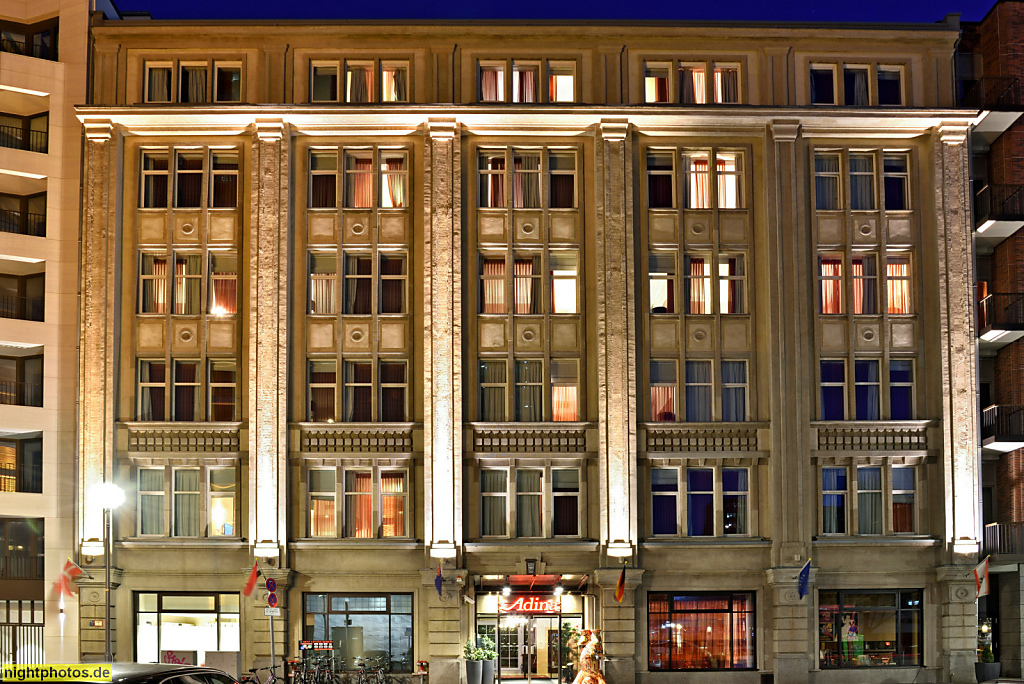 Berlin Mitte Hotel Adina erbaut als Geschäftshaus um 1900 in der Krausenstrasse. Fassadenüberformung nach 1937