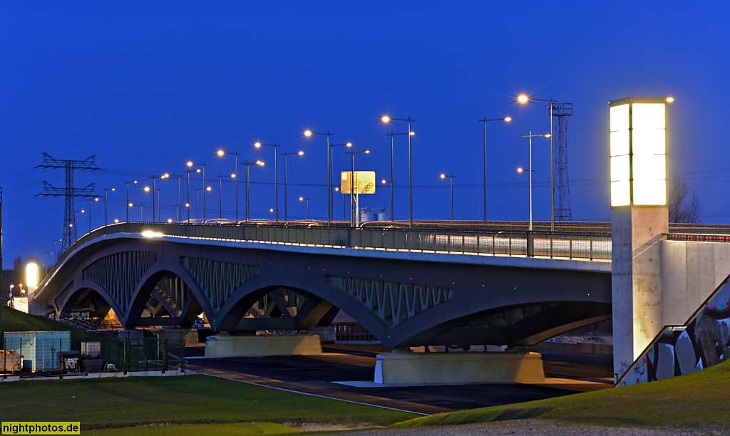 Berlin Treptow Schöneweide Minna-Todenhagen-Brücke über die Spree. Stahlverbundbrücke erbaut 2013-2017 von Architekten Schultz-Brauns und Reinhart