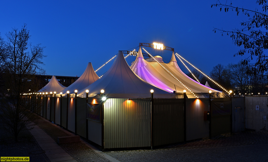 Berlin Mitte Tiergarten Tipi am Kanzleramt. Theaterzelt seit 2002. Betreiber 'Bar jeder Vernunft'
