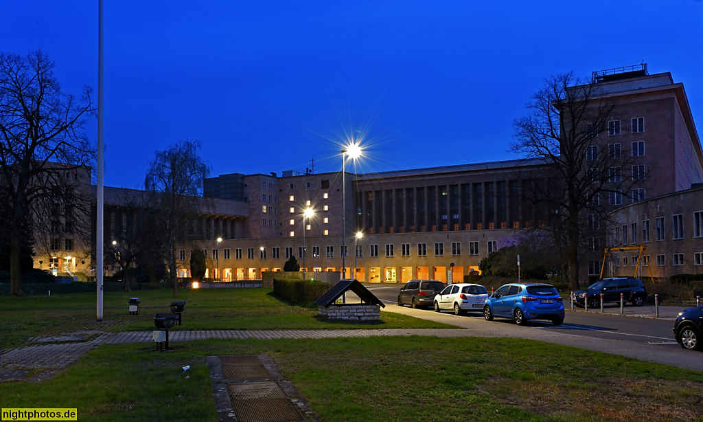 Berlin Tempelhof Flughafen Bauteile D2 F2 und Haupthalle Bauteil C erbaut 1936-1941 von Architekt Ernst Sagebiel