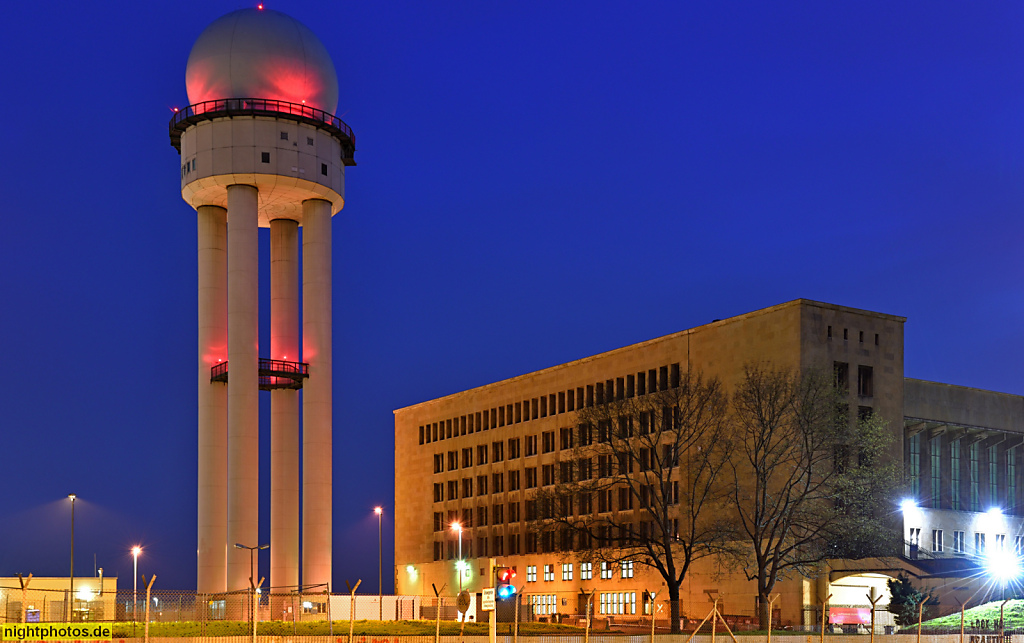 Berlin Tempelhof Flughafen Radarturm am Kopfbau Ost. Kopfbau erbaut 1936-1941 von Architekt Ernst Sagebiel