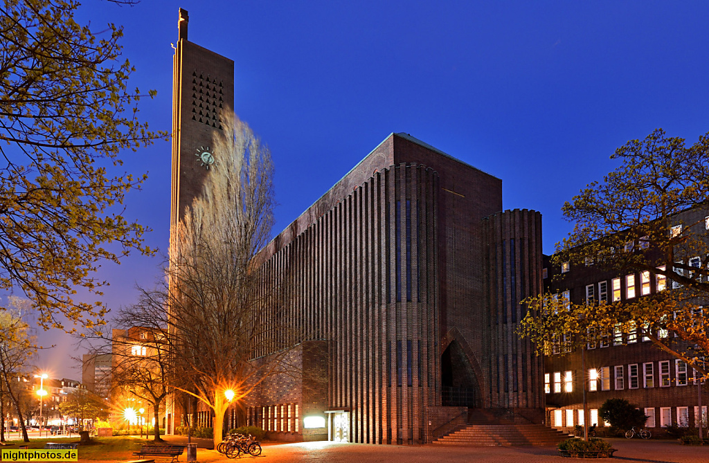 Berlin Wilmersdorf Kirche am Hohenzollernplatz erbaut 1930-1933 von Fritz Höger und Ossip Klarwein. Expressionistische Architektur.  Instandsetzung und Umbau 1990-1992 von BASD Architekten