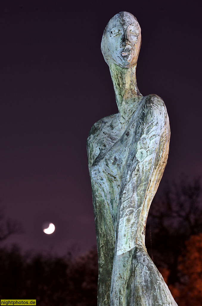 Berlin Lichtenberg Evangelisches Krankenhaus Königin Elisabeth Herzberge. Bronzeskulptur vor Haus 22 Verwaltungsgebäude