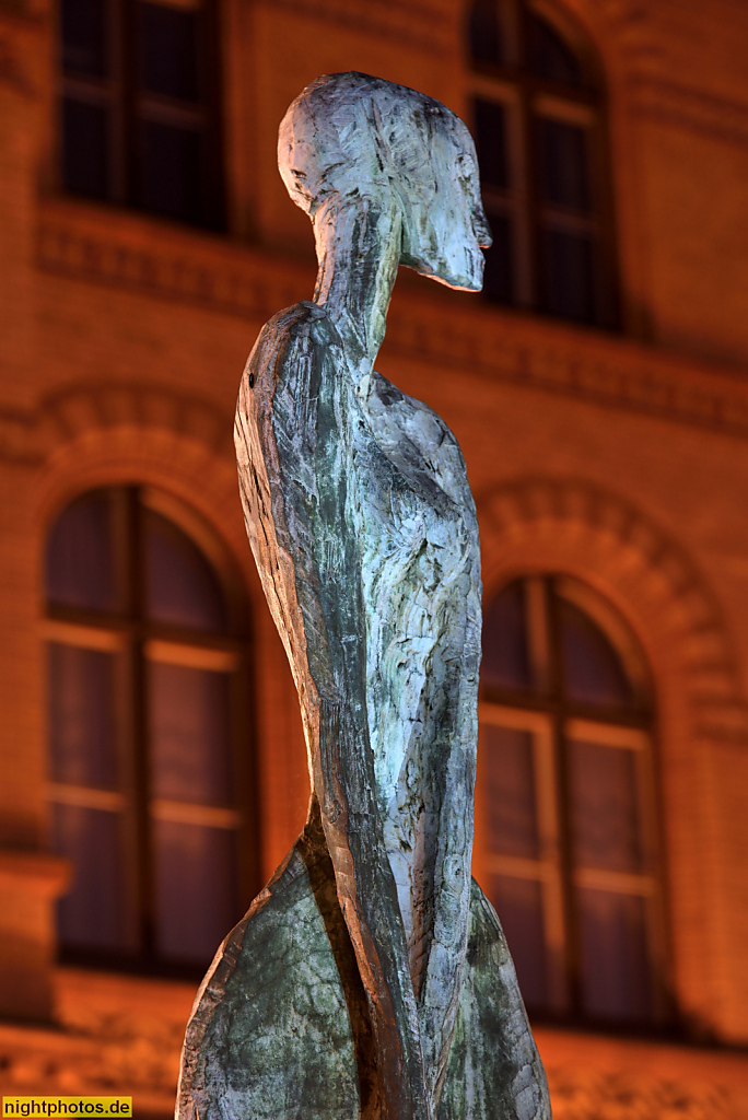 Berlin Lichtenberg Evangelisches Krankenhaus Königin Elisabeth Herzberge. Bronzeskulptur vor Haus 22 Verwaltungsgebäude