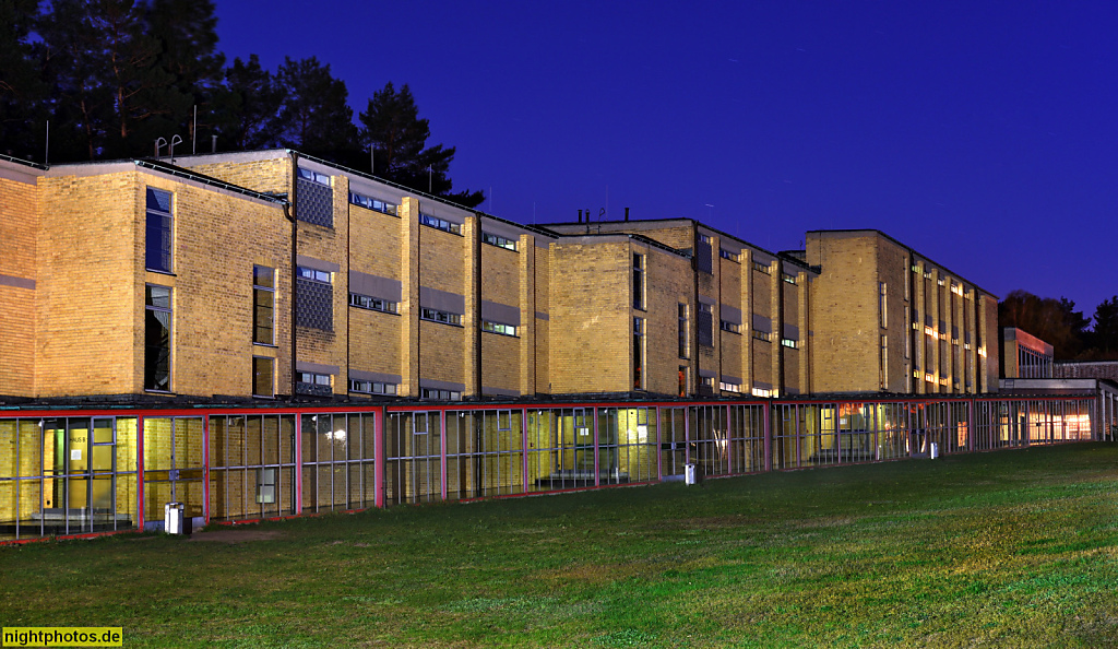 Bernau Schulungsstandort der Handwerkskammer Berlin erbaut 1928-1930 im Bauhaus-Stil als Bundesschule des ADGB von Hannes Meyer und Hans Wittwer. Wohntrakt Nordseite zum Innenhof