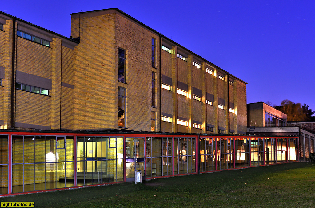 Bernau Schulungsstandort der Handwerkskammer Berlin erbaut 1928-1930 im Bauhaus-Stil als Bundesschule des ADGB von Hannes Meyer und Hans Wittwer. Wohntrakt Nordseite zum Innenhof