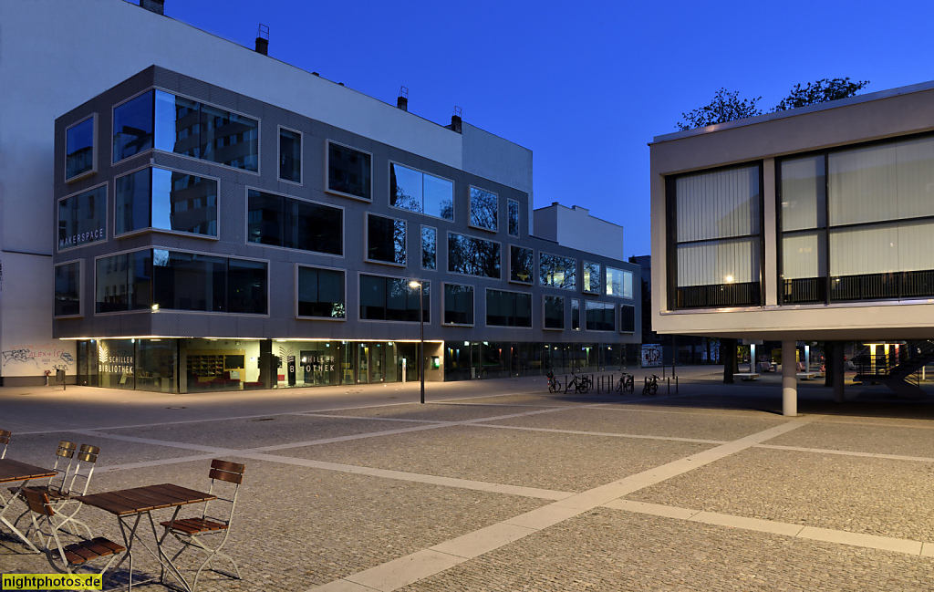 Berlin Wedding Schiller Bibliothek erbaut 2013-2015 von Büro AV1 aus Kaiserslautern. Rechts Jobcenter erbaut 1964-1966 von Fritz Bornemann als Rathaus Wedding. Saniert 2013-2018 von Rüthnick Architekten