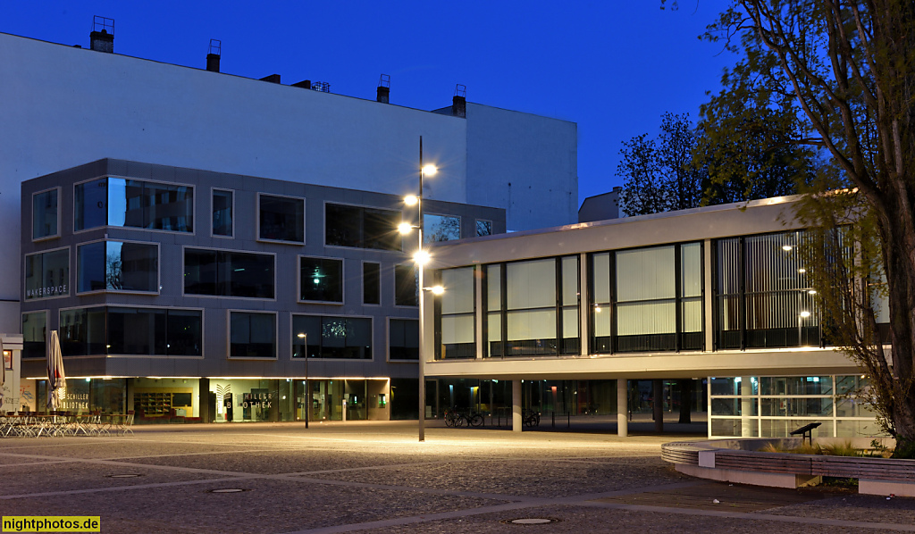 Berlin Wedding Schiller Bibliothek erbaut 2013-2015 von Büro AV1 aus Kaiserslautern. Rechts Jobcenter erbaut 1964-1966 von Fritz Bornemann als Rathaus Wedding. Saniert 2013-2018 von Rüthnick Architekten