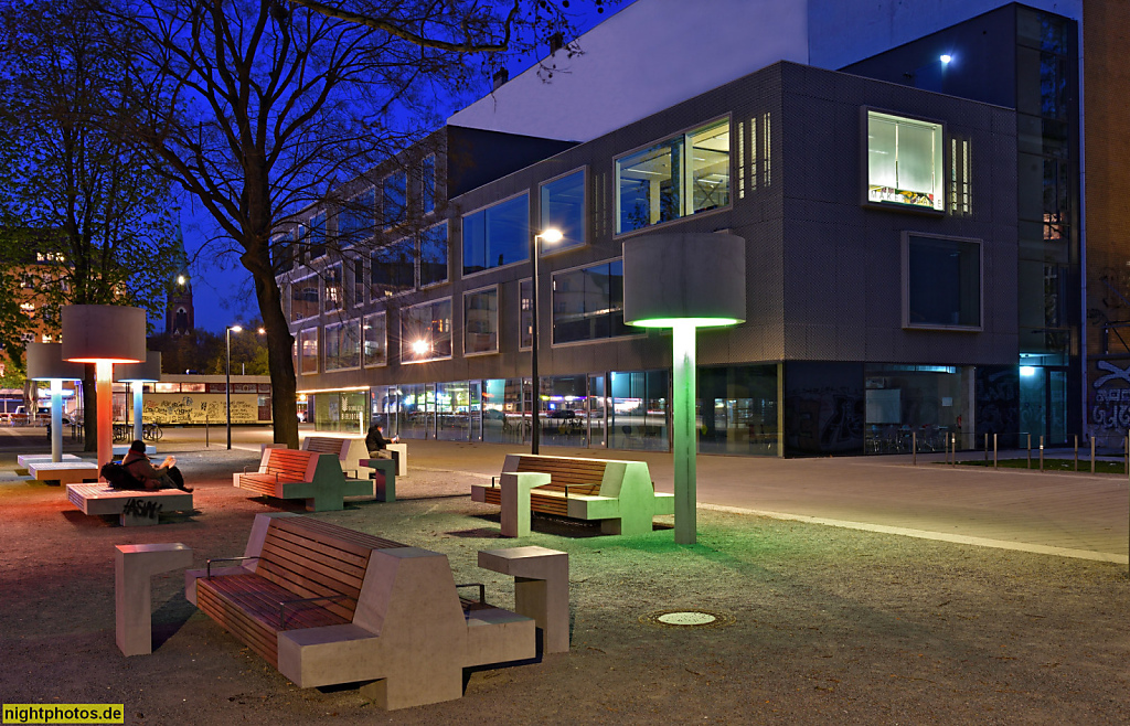 Berlin Wedding Schiller Bibliothek erbaut 2013-2015 von Büro AV1 aus Kaiserslautern. Lesegarten mit Strassenmobiliar und Baumhain