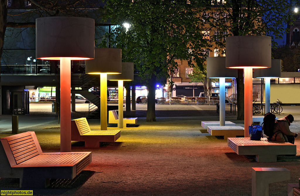 Berlin Wedding Schiller Bibliothek erbaut 2013-2015 von Büro AV1 aus Kaiserslautern. Lesegarten mit Strassenmobiliar und Baumhain