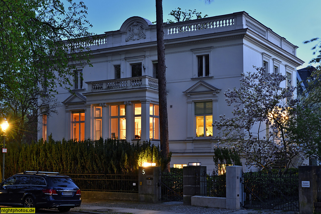 Berlin Westend Wohnhaus Wohnhaus erbaut 1889-1891 von Architekt F.Uterwedde durch Baumeister Zaar und Vahl für Bauherr Joseph Becker (Kaufmann) am Branitzer Platz