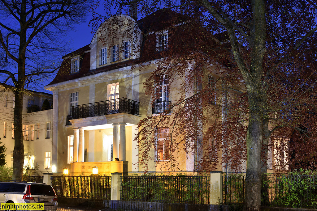 Berlin Westend Villa als Wohnhaus mit Portikus in der Lindenallee