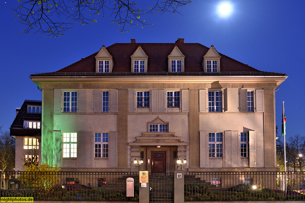 Berlin Westend Botschaft der Republik Namibia in der Goldstein-Villa erbaut 1923 vom Architekten Curt Leschnitzer für den Textilfabrikanten Eugen Goldstein an der Reichsstrasse Ecke Kirschenallee