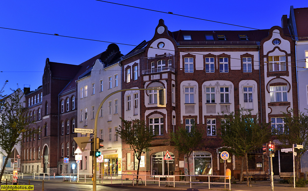 Berlin Köpenick Borgmannstrasse am Mandrellaplatz. Links die Hauptmann-von-Köpenick-Schule erbaut 1902-1903 als Gemeindeschule. In der DDR Oberschule 'Johann und Anton Schmaus'