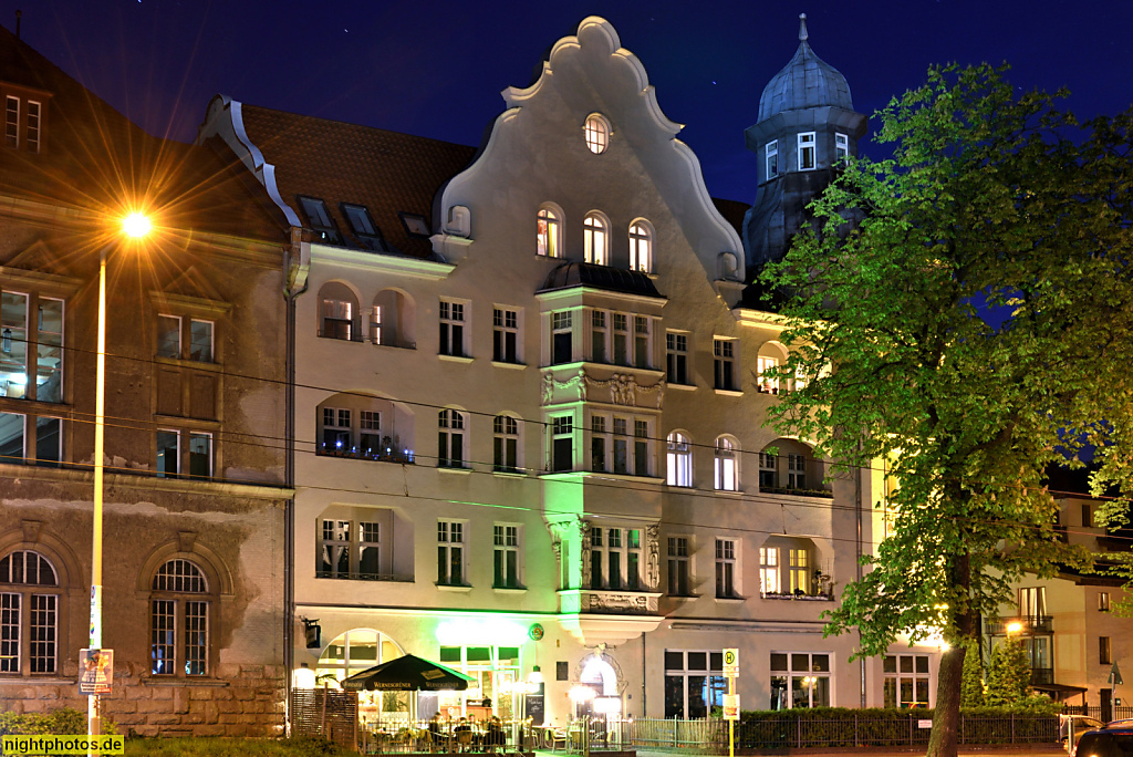 Berlin Niederschönhausen Mietshaus erbaut 1910 mit hohem Schweifgiebel und Turm