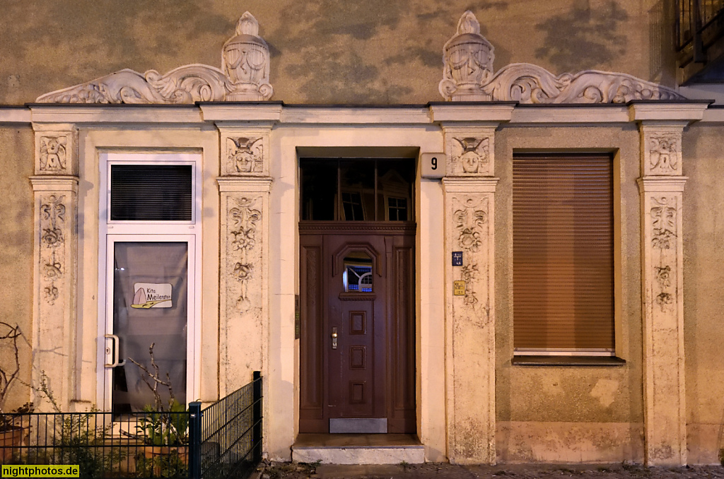 Berlin Niederschönhausen Stucklisenen in der Blankenburger Strasse 9