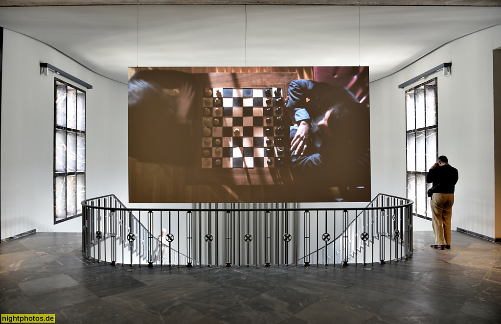 Berlin Zehlendorf Marble Gallery von Markus Hannebauer mit Videokunst Fluentum Collection im ehemaligen US-Headquarter Clayallee erbaut 1936-1938 von Architekt Fritz Fuss