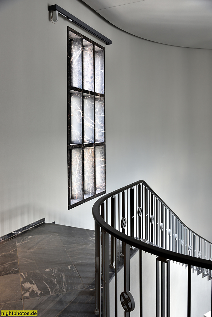 Berlin Zehlendorf Marble Gallery von Markus Hannebauer im ehemaligen US-Headquarter Clayallee erbaut 1936-1938 von Architekt Fritz Fuss