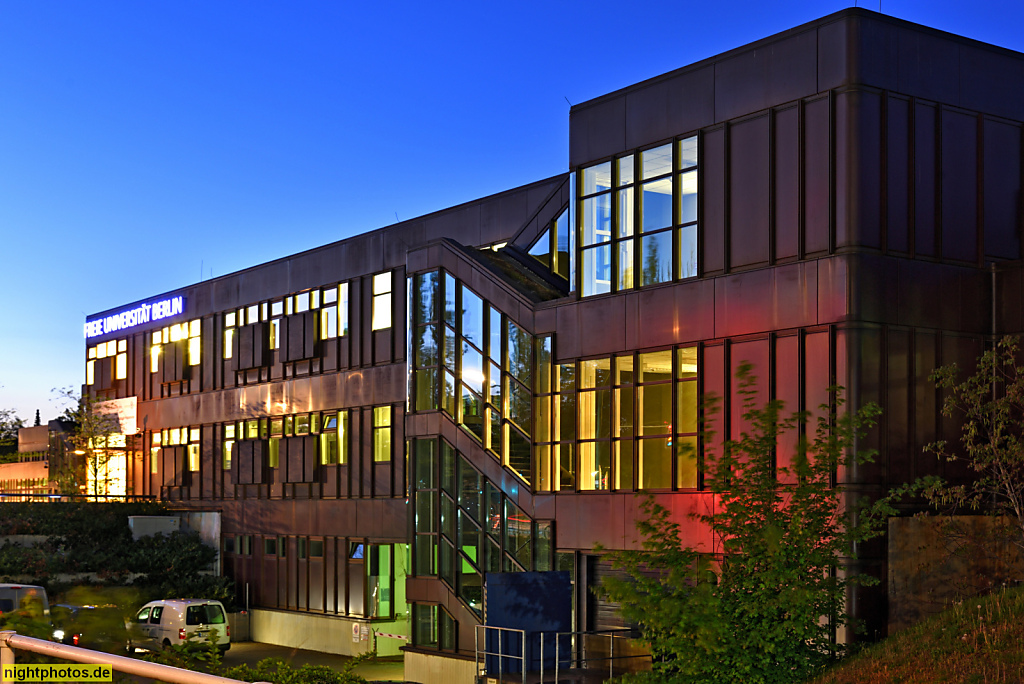 Berlin Dahlem Freie Universität Fachbereich Philosophie und Geisteswissenschaften. Rostlaube erbaut 1967-1973 von Architekten Shadrach Woods und Manfred Schiedhelm