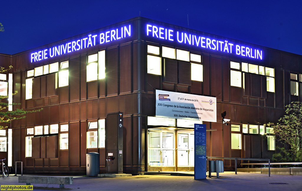 Berlin Dahlem Freie Universität Fachbereich Philosophie und Geisteswissenschaften. Rostlaube erbaut 1967-1973 von Architekten Shadrach Woods und Manfred Schiedhelm