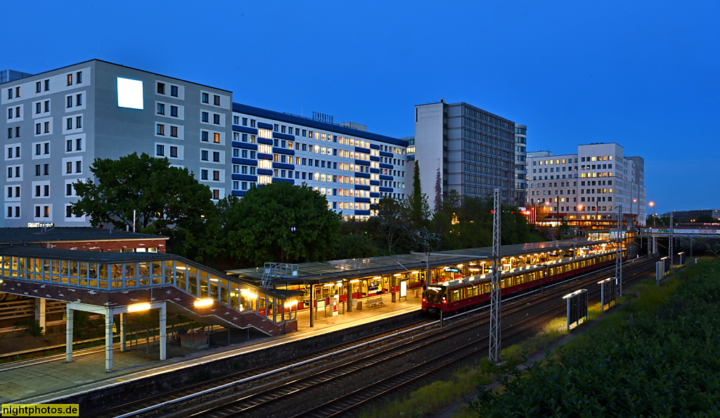 Berlin Prenzlauer Berg S-Bahnhof Landsberger Allee seit 1895. Dahinter Forum Landsberger Allee. Ringbahn