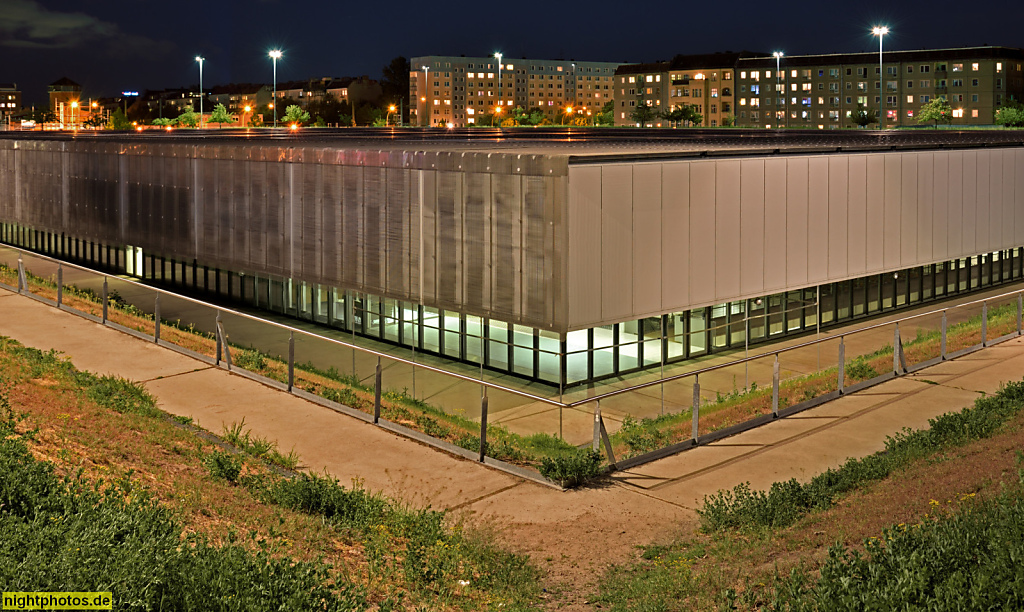 Berlin Prenzlauer Berg Schwimmhalle im Europa Sportpark erbaut 1993-1999 von Dominique Perrault