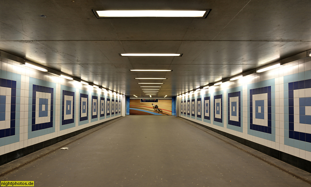 Berlin Prenzlauer Berg S-Bahnhof Landsberger Allee. Tunnel zur Schwimmhalle im Europa Sportpark erbaut 1993-1999 von Dominique Perrault